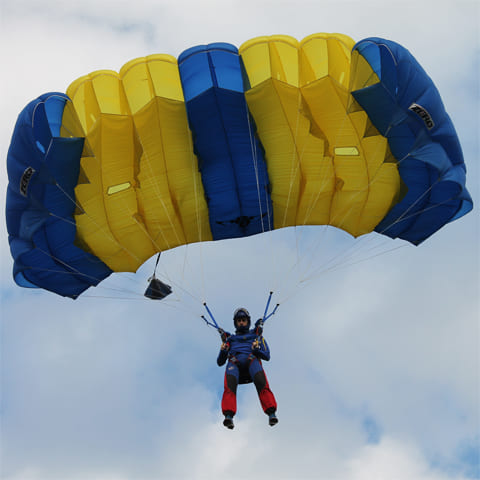Одиночные прыжки с парашютом